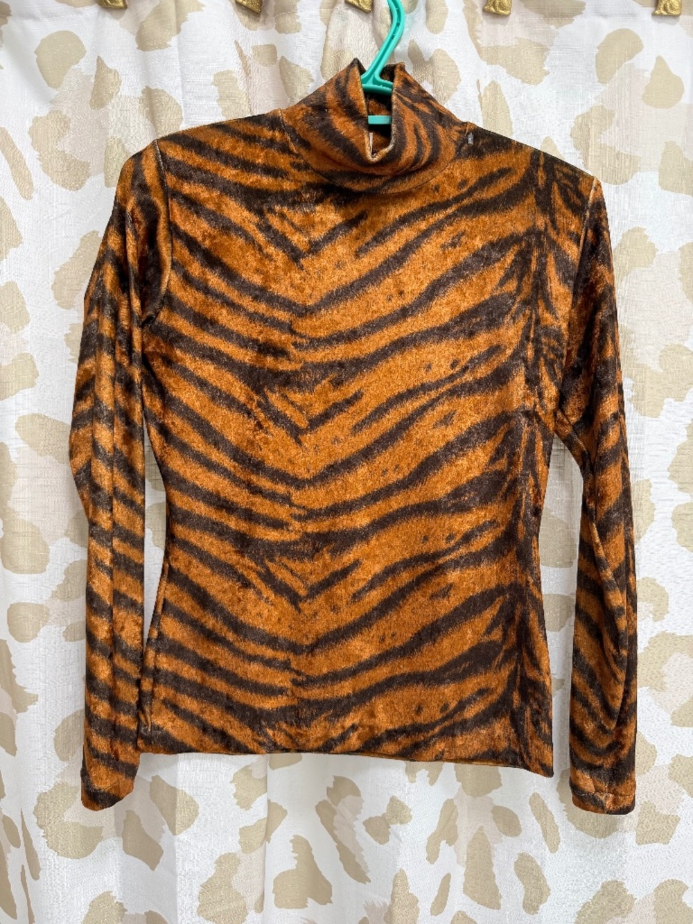 ✨ STUNNING RARE VINTAGE TIGER PRINT VELVET TURTLENECK 🐅